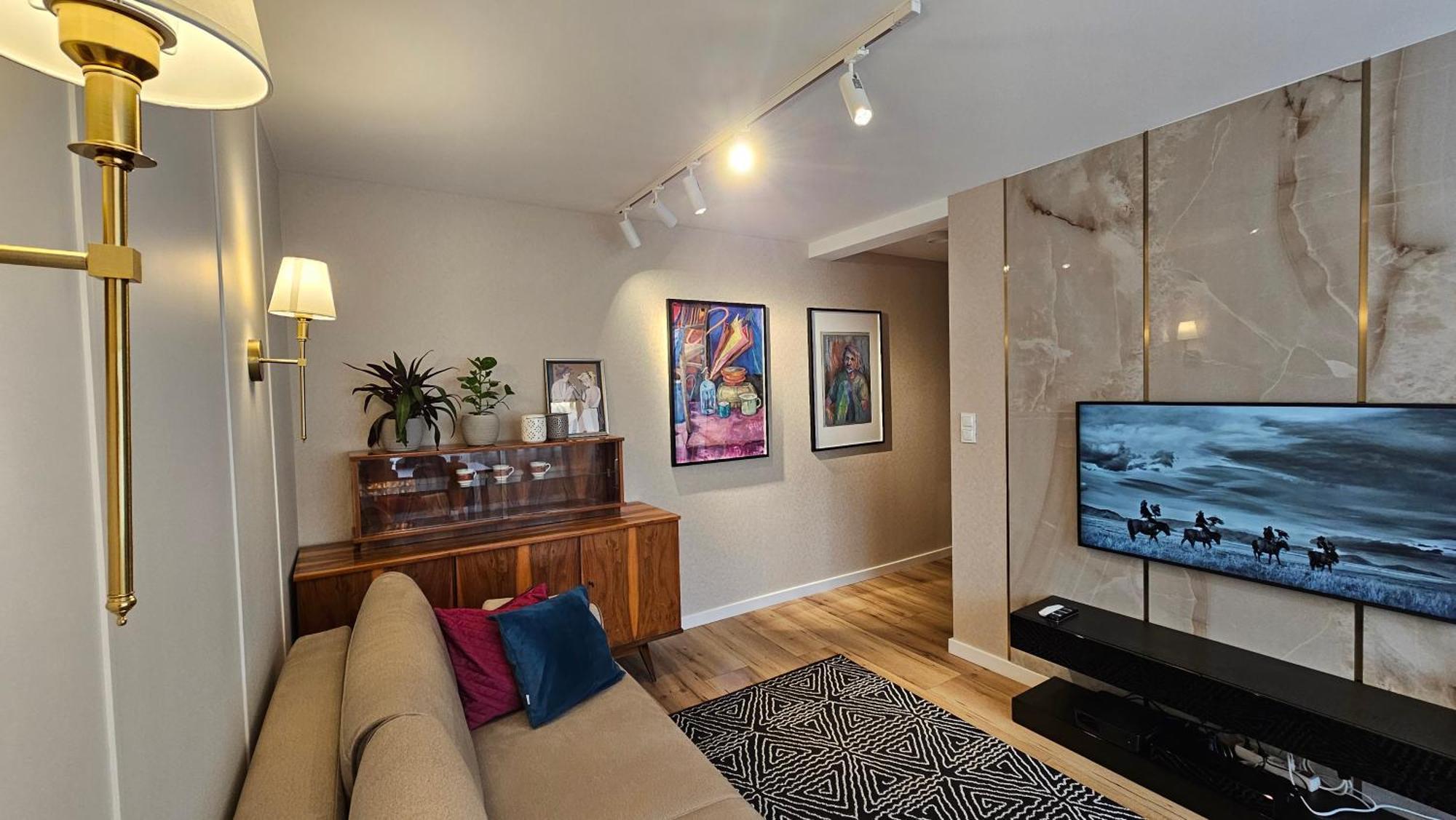 Metro Apartment *